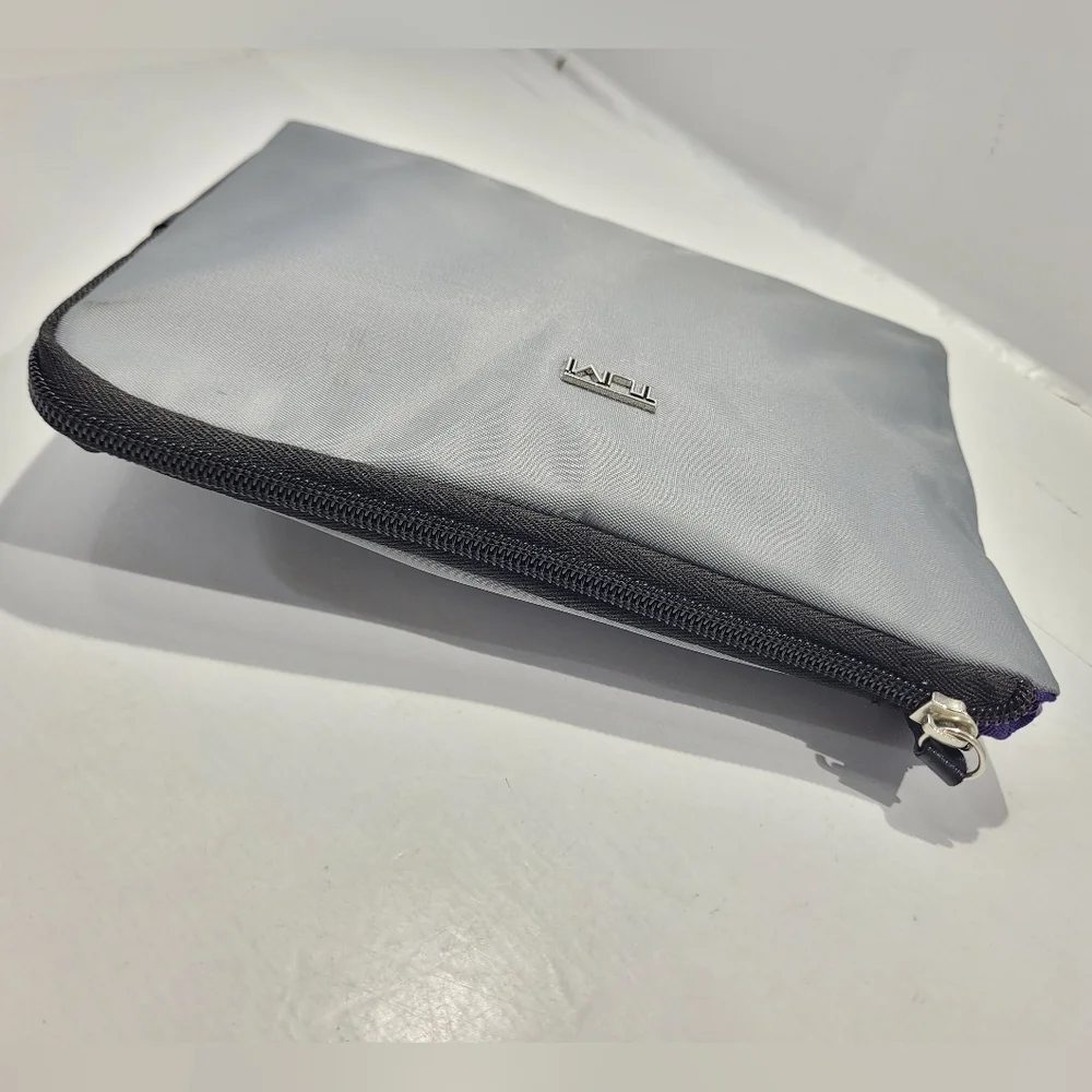 TUMU DELTA ONE AMENITY COSMETIC POUCH SILVER